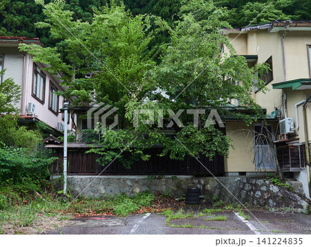 観光地奥飛騨温泉街の廃業したホテルの風景 観光地奥飛騨温泉街の廃業したホテルの風景 141224835