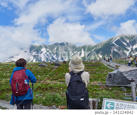 夏の観光名所立山黒部アルペンルートの室堂山頂の観光客の姿と立山連峰の風景 夏の観光名所立山黒部アルペンルートの室堂山頂の観光客の姿と立山連峰の風景 141224842