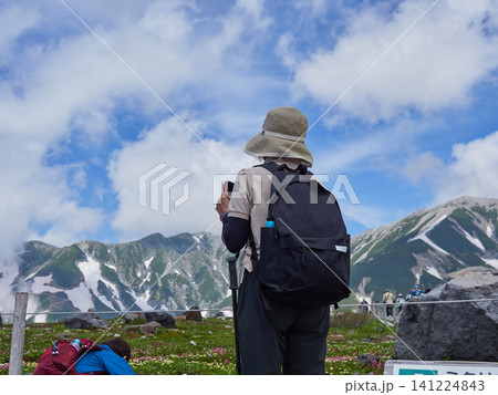 夏の観光名所立山黒部アルペンルートの室堂山頂の観光客の姿と立山連峰の風景 夏の観光名所立山黒部アルペンルートの室堂山頂の観光客の姿と立山連峰の風景 141224843