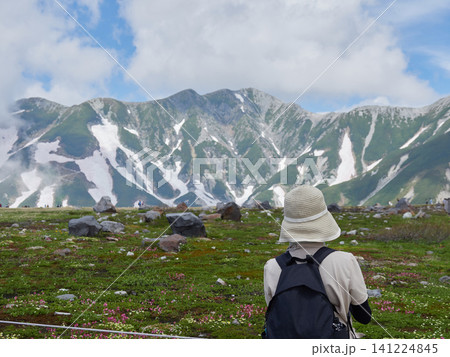 夏の観光名所立山黒部アルペンルートの室堂山頂の観光客の姿と立山連峰の風景 夏の観光名所立山黒部アルペンルートの室堂山頂の観光客の姿と立山連峰の風景 141224845