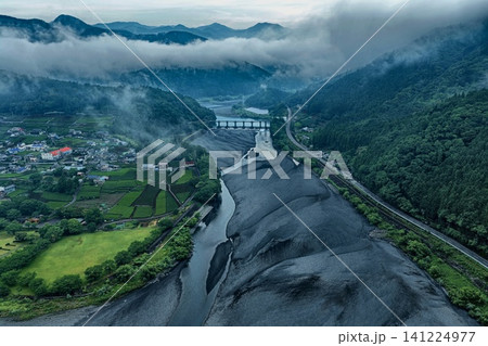 静岡県大井川流域の霧立つ川と集落を俯瞰した空撮写真 静岡県大井川流域の霧立つ川と集落を俯瞰した空撮写真 141224977
