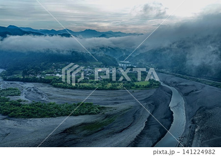 静岡県久野脇集落を大井川河原と山並みが囲む夜明けの空撮写真 静岡県久野脇集落を大井川河原と山並みが囲む夜明けの空撮写真 141224982