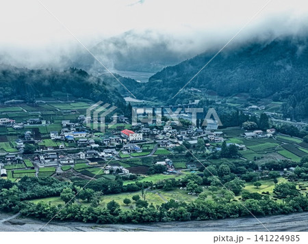 静岡県大井川流域・久野脇集落を俯瞰した夏朝の空撮写真 静岡県大井川流域・久野脇集落を俯瞰した夏朝の空撮写真 141224985