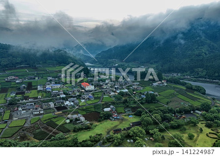 静岡県川根本町・久野脇集落と茶畑を俯瞰した空撮写真 静岡県川根本町・久野脇集落と茶畑を俯瞰した空撮写真 141224987