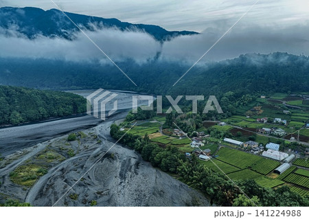 静岡県久野脇集落付近の河原と茶畑を捉えた空撮写真 141224988
