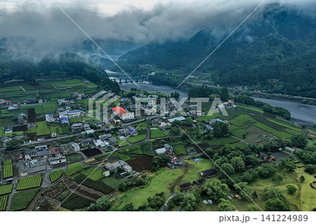 静岡県久野脇集落と茶畑・大井川を俯瞰した空撮写真 静岡県久野脇集落と茶畑・大井川を俯瞰した空撮写真 141224989