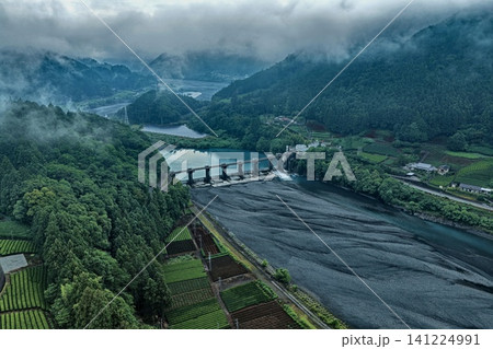 静岡県大井川沿いのダムと茶畑を捉えた空撮写真 静岡県大井川沿いのダムと茶畑を捉えた空撮写真 141224991