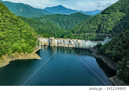静岡県大井川・長島ダムと貯水池を斜め俯瞰した空撮写真 静岡県大井川・長島ダムと貯水池を斜め俯瞰した空撮写真 141224993