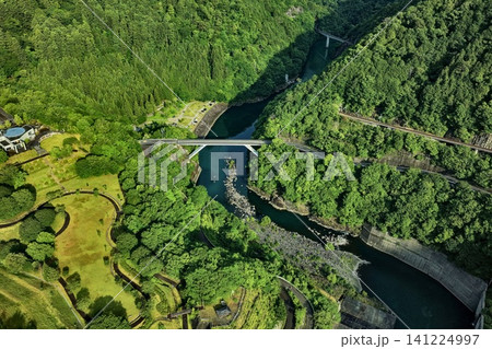静岡県大井川・長島ダム周辺のアーチ橋と渓谷を俯瞰した空撮写真 141224997