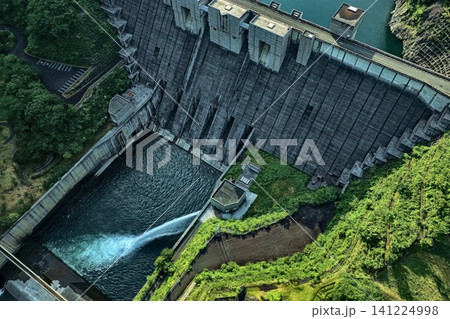 静岡県大井川・長島ダムの堤体と放流を捉えた空撮写真 141224998