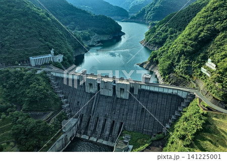 静岡県大井川・長島ダムと貯水湖を俯瞰した空撮写真 静岡県大井川・長島ダムと貯水湖を俯瞰した空撮写真 141225001
