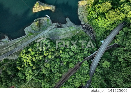 大井川・長島ダム湖畔と鉄道・道路を俯瞰した空撮写真 大井川・長島ダム湖畔と鉄道・道路を俯瞰した空撮写真 141225003