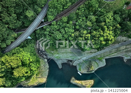 静岡県大井川・長島ダム湖岸と道路・鉄道橋を俯瞰した空撮写真 静岡県大井川・長島ダム湖岸と道路・鉄道橋を俯瞰した空撮写真 141225004