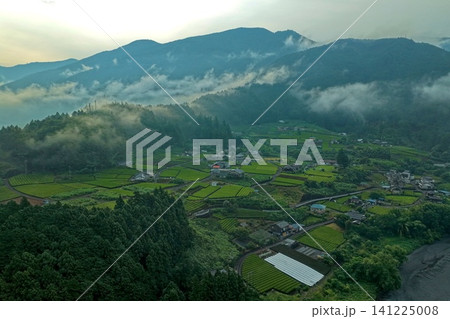 静岡県田野口の集落と棚田・茶畑を捉えた夜明けの空撮写真 静岡県田野口の集落と棚田・茶畑を捉えた夜明けの空撮写真 141225008