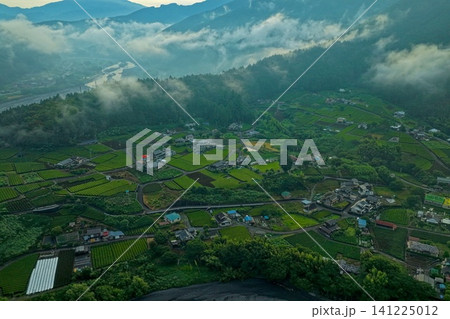 静岡県田野口の集落と農地を朝霧とともに捉えた空撮写真 静岡県田野口の集落と農地を朝霧とともに捉えた空撮写真 141225012