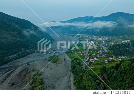 静岡県田野口の集落と大井川渓谷を捉えた夏の夜明けの空撮写真 静岡県田野口の集落と大井川渓谷を捉えた夏の夜明けの空撮写真 141225013