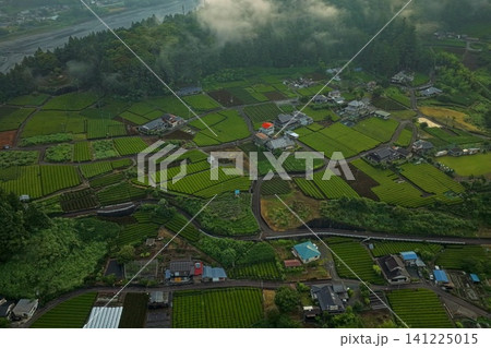 静岡県田野口の茶畑と集落を俯瞰した空撮写真 静岡県田野口の茶畑と集落を俯瞰した空撮写真 141225015
