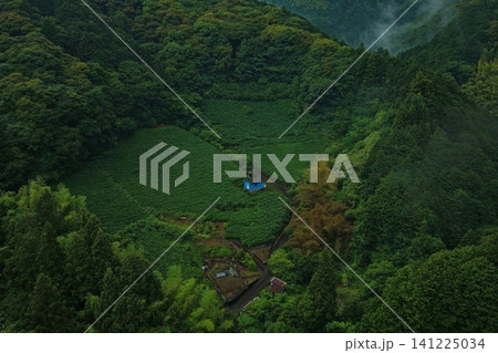 静岡県宇津ノ谷の山間農地と集落を俯瞰した空撮写真 静岡県宇津ノ谷の山間農地と集落を俯瞰した空撮写真 141225034