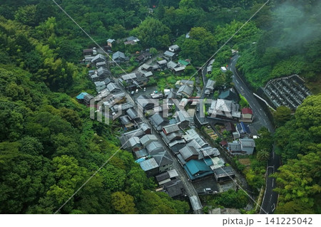静岡県宇津ノ谷集落を緑の森が囲む俯瞰した空撮写真 静岡県宇津ノ谷集落を緑の森が囲む俯瞰した空撮写真 141225042