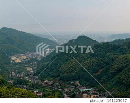 静岡県の山間集落と市街地を望む夏の空撮写真 静岡県の山間集落と市街地を望む夏の空撮写真 141225057