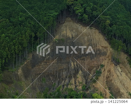 静岡県安倍川沿いの山腹崩壊(がけ崩れ)を捉えた空撮写真 静岡県安倍川沿いの山腹崩壊(がけ崩れ)を捉えた空撮写真 141225064