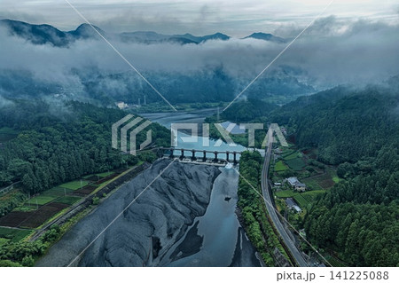 静岡県大井川流域の堰堤と霧立ち込める山間渓谷の空撮写真 静岡県大井川流域の堰堤と霧立ち込める山間渓谷の空撮写真 141225088