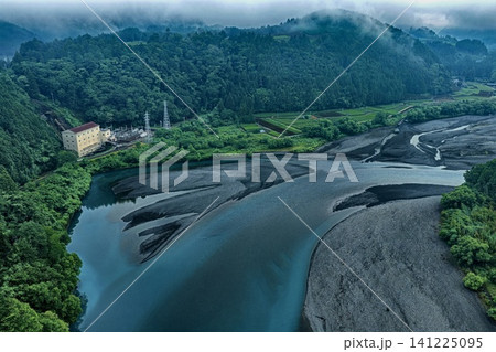 静岡県大井川流域のダム湖と発電施設を捉えた夏の夜明け空撮写真 141225095
