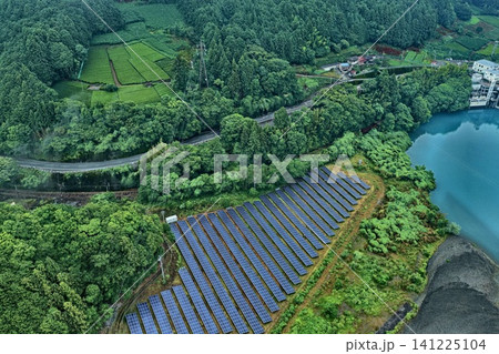 静岡県塩郷周辺の太陽光パネルと茶畑・川を俯瞰した空撮写真 静岡県塩郷周辺の太陽光パネルと茶畑・川を俯瞰した空撮写真 141225104