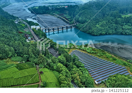 静岡県塩郷周辺のダム湖・太陽光パネル・茶畑を俯瞰した空撮写真 静岡県塩郷周辺のダム湖・太陽光パネル・茶畑を俯瞰した空撮写真 141225112