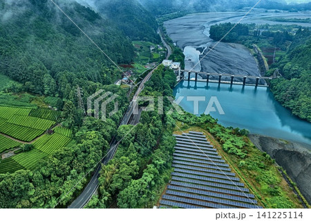 静岡県塩郷周辺のダム・太陽光パネル・茶畑を捉えた空撮写真 静岡県塩郷周辺のダム・太陽光パネル・茶畑を捉えた空撮写真 141225114
