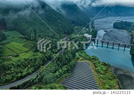 静岡県塩郷周辺のダム・太陽光パネル・茶畑を捉えた空撮写真 静岡県塩郷周辺のダム・太陽光パネル・茶畑を捉えた空撮写真 141225115