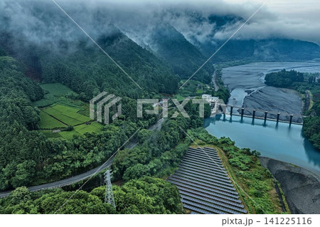 静岡県大井川流域の堰・ソーラーパネル・茶畑を捉えた空撮写真 141225116