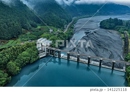 静岡県大井川上流の堰堤と河川砂州を捉えた空撮写真 静岡県大井川上流の堰堤と河川砂州を捉えた空撮写真 141225118