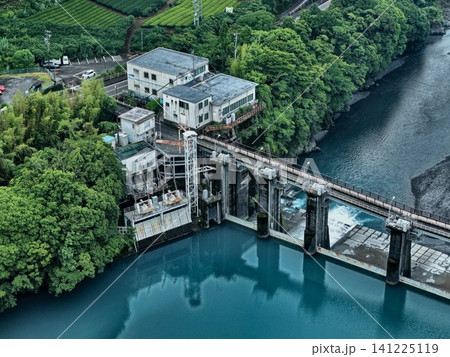 静岡県塩郷周辺のダムと水力発電施設を俯瞰した空撮写真 静岡県塩郷周辺のダムと水力発電施設を俯瞰した空撮写真 141225119