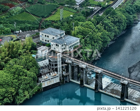 静岡県大井川沿いの堰堤・水力発電施設を俯瞰した空撮写真 静岡県大井川沿いの堰堤・水力発電施設を俯瞰した空撮写真 141225120