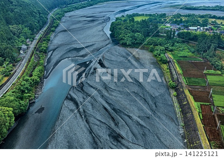 静岡県川根本町・塩郷付近の土砂堆積した河川敷を俯瞰した空撮写真 静岡県川根本町・塩郷付近の土砂堆積した河川敷を俯瞰した空撮写真 141225121