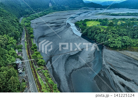 静岡県大井川沿いの河原・鉄道・山間集落を俯瞰した空撮写真 141225124