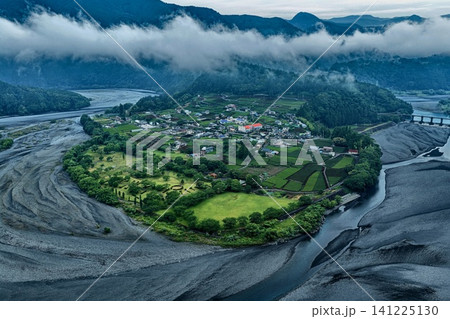 大井川に囲まれた久野脇集落を斜め俯瞰した空撮写真（静岡県） 141225130