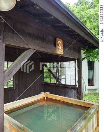 夏の観光名所平湯温泉街の足湯の風景	 141225338