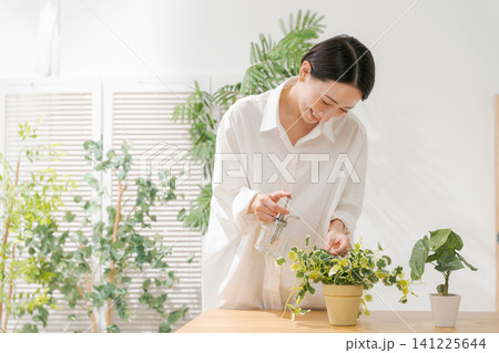 観葉植物を持つ女性 141225644