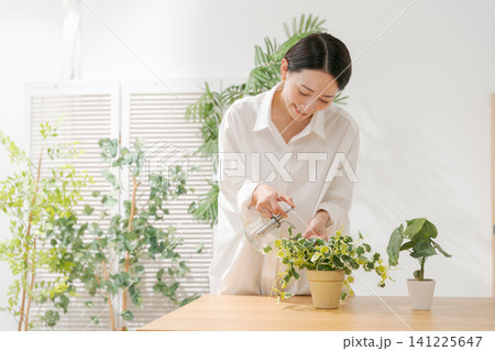 観葉植物を持つ女性 観葉植物を持つ女性 141225647