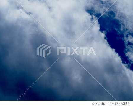 空に浮かぶ雲 空に浮かぶ雲 141225821