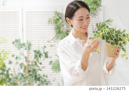 観葉植物を持つ女性 観葉植物を持つ女性 141226275