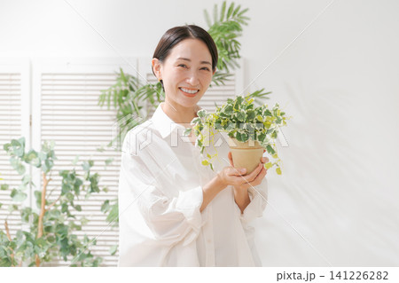 観葉植物を持つ女性 観葉植物を持つ女性 141226282