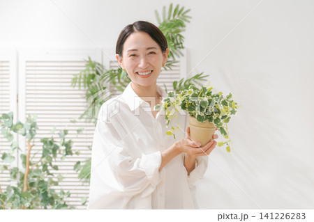 観葉植物を持つ女性 観葉植物を持つ女性 141226283