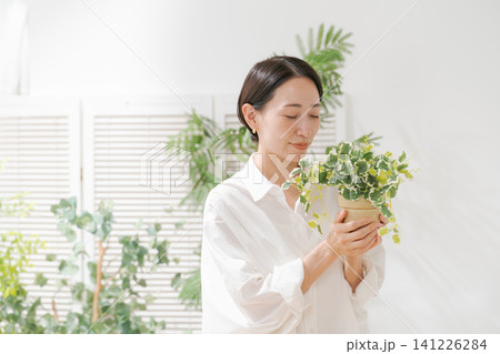 観葉植物を持つ女性 観葉植物を持つ女性 141226284