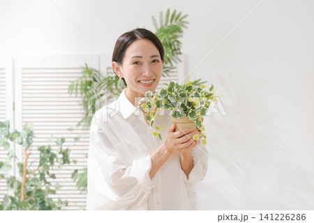観葉植物を持つ女性 141226286