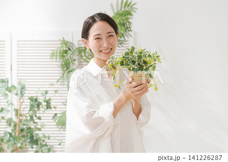 観葉植物を持つ女性 観葉植物を持つ女性 141226287