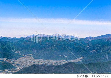 源次郎岳山頂からの眺望と残雪の八ヶ岳連峰 141226375