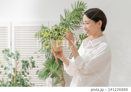 観葉植物を持つ女性 観葉植物を持つ女性 141226889